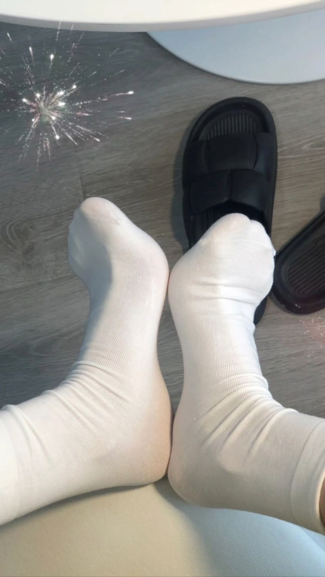 新年快乐送给大家的白袜脚脚