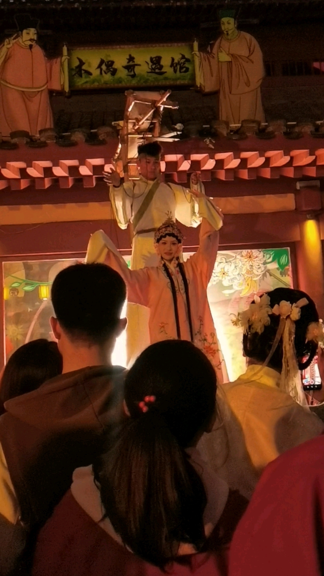 十指悬丝舞傀儡,千年古艺戏人生.清明上河园真人提线木偶表演