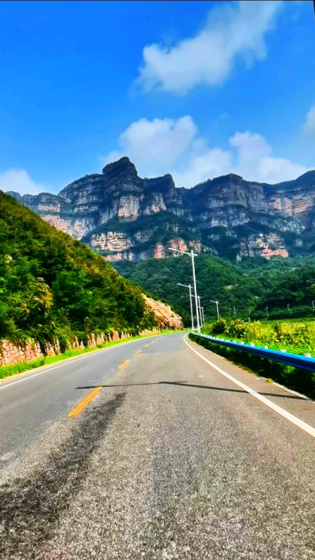 大别山最美盘山公路图片