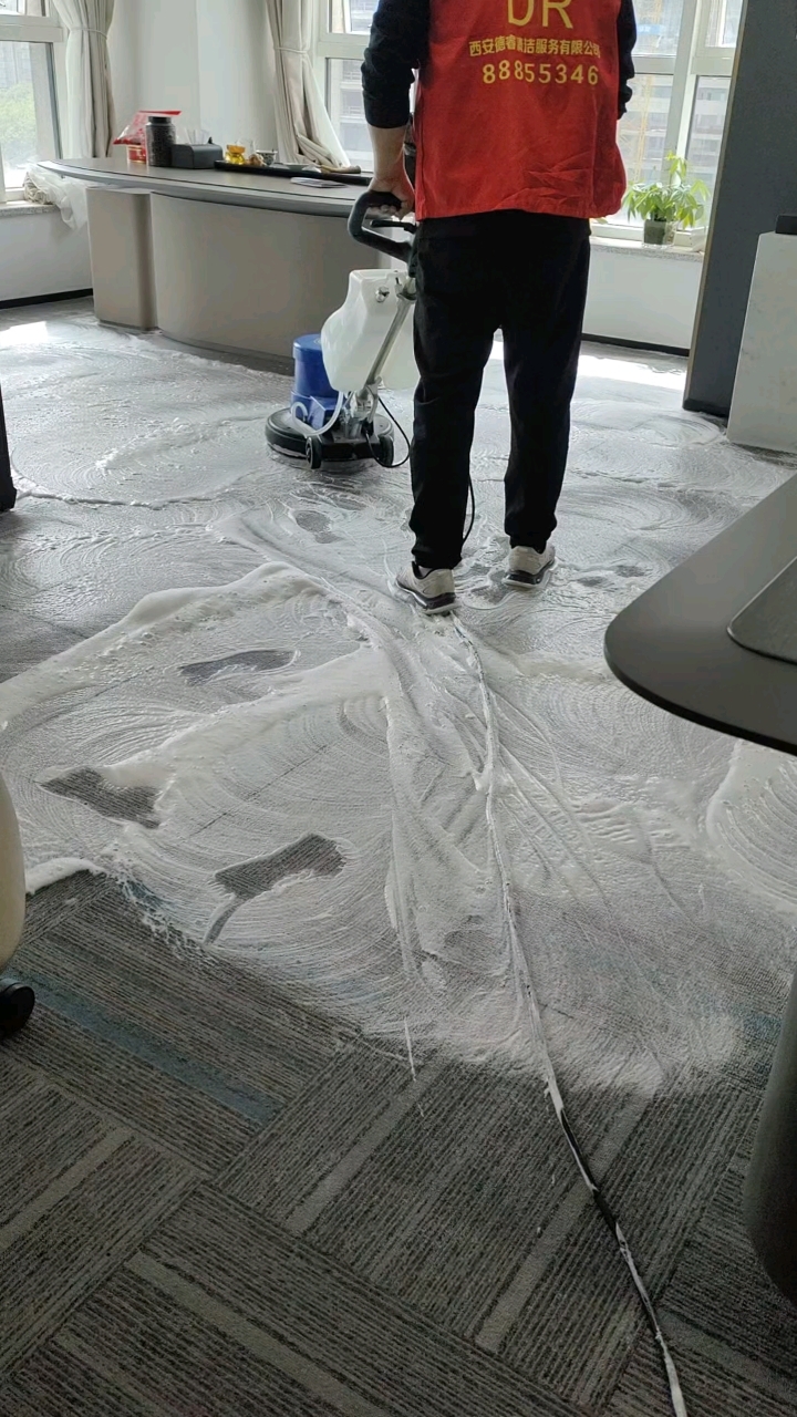 地毯清洗：家庭与商铺的日常养护新风尚