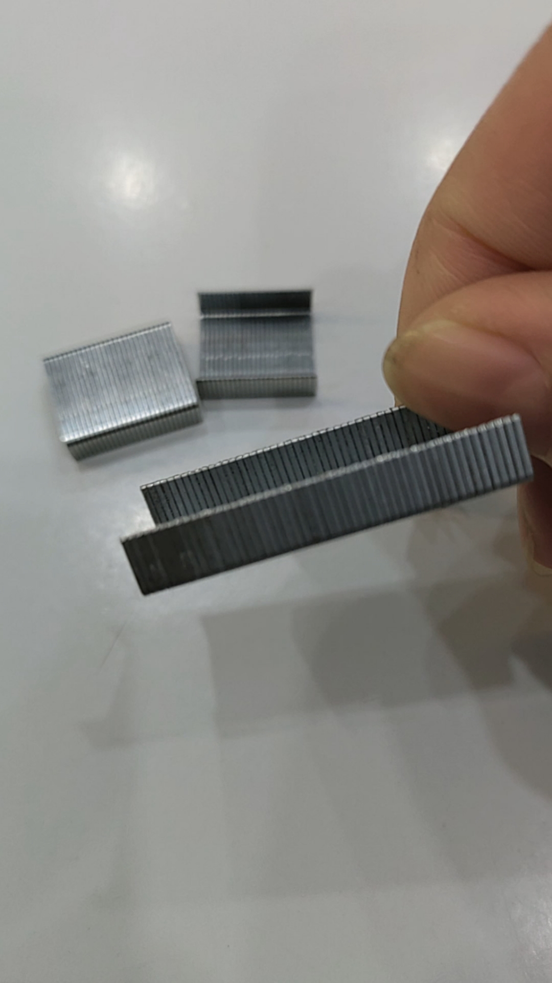 买来订纸袋,上面的易散钉子根部平的,下面的很结实根部尖的好用