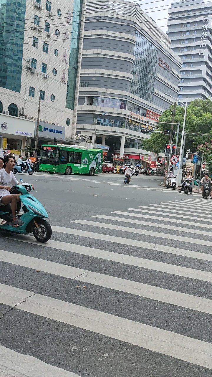 等红绿灯过马路