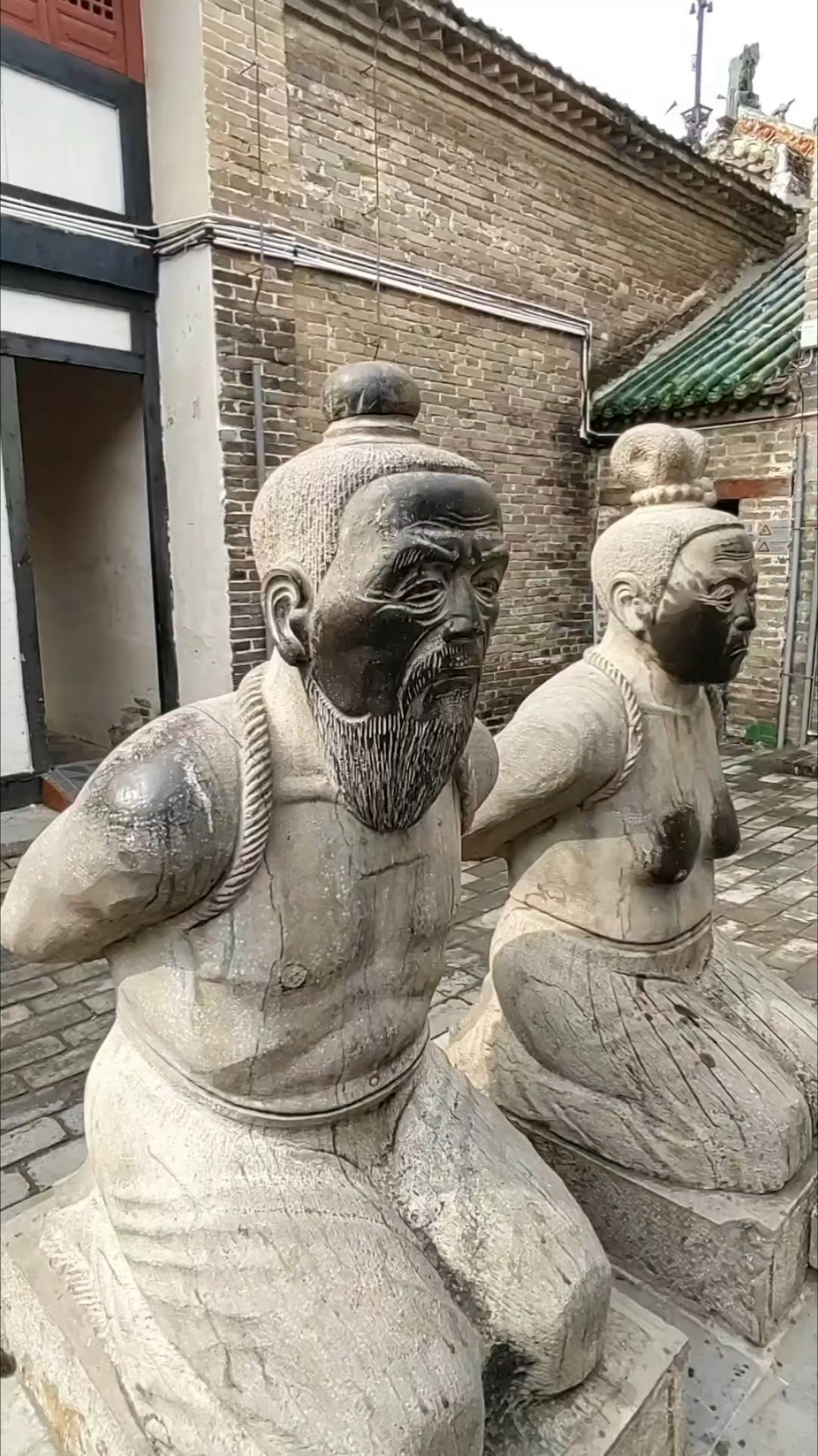 千古罪人 秦桧夫妻跪拜岳飞像,你会打两巴掌吗?亳州
