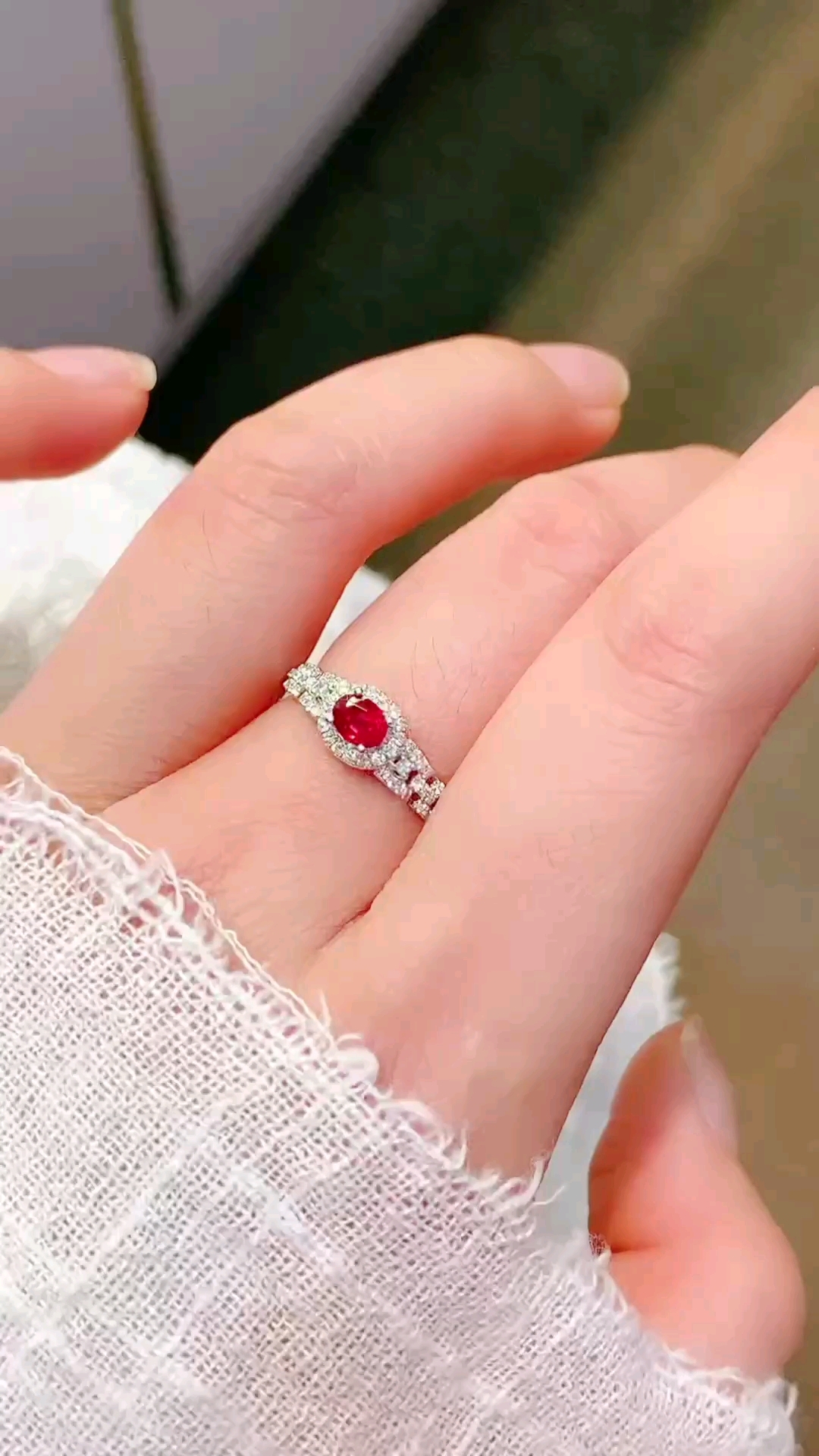 女人戴红宝石有什么好处(女人戴红宝石有什么好处吗) 第2张