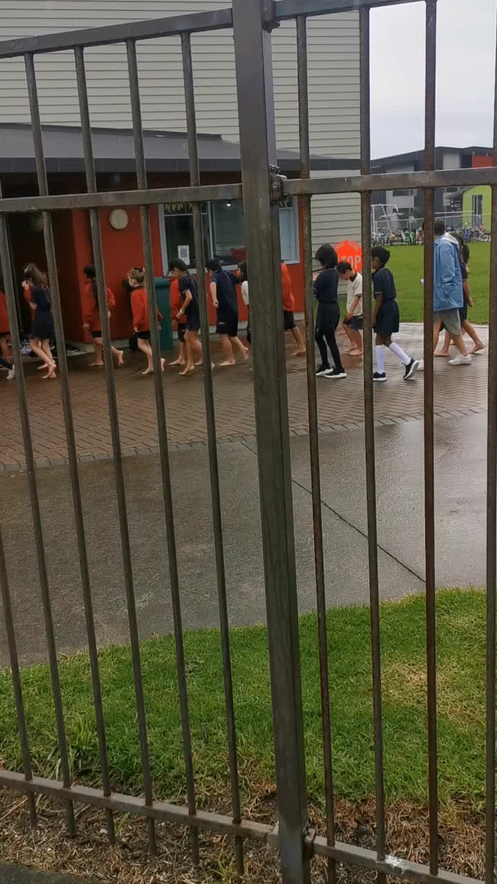 新西兰小学生冬天光脚丫,心疼我的娃