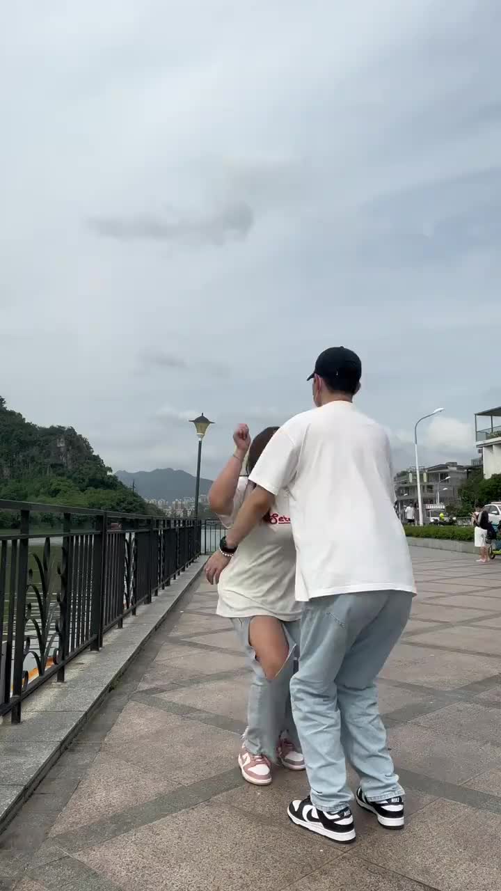 抱200斤女友举高高不是随随便便轻轻松松