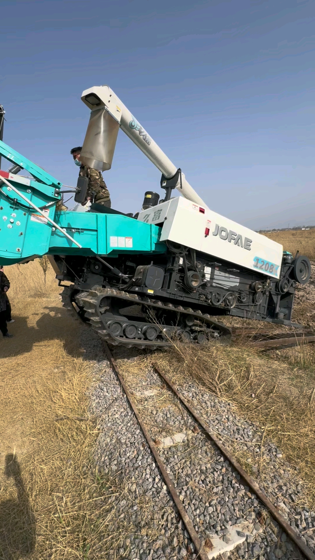 收割打捆一体机收获各种五谷杂粮,粮食脱成粒,秸秆打成捆