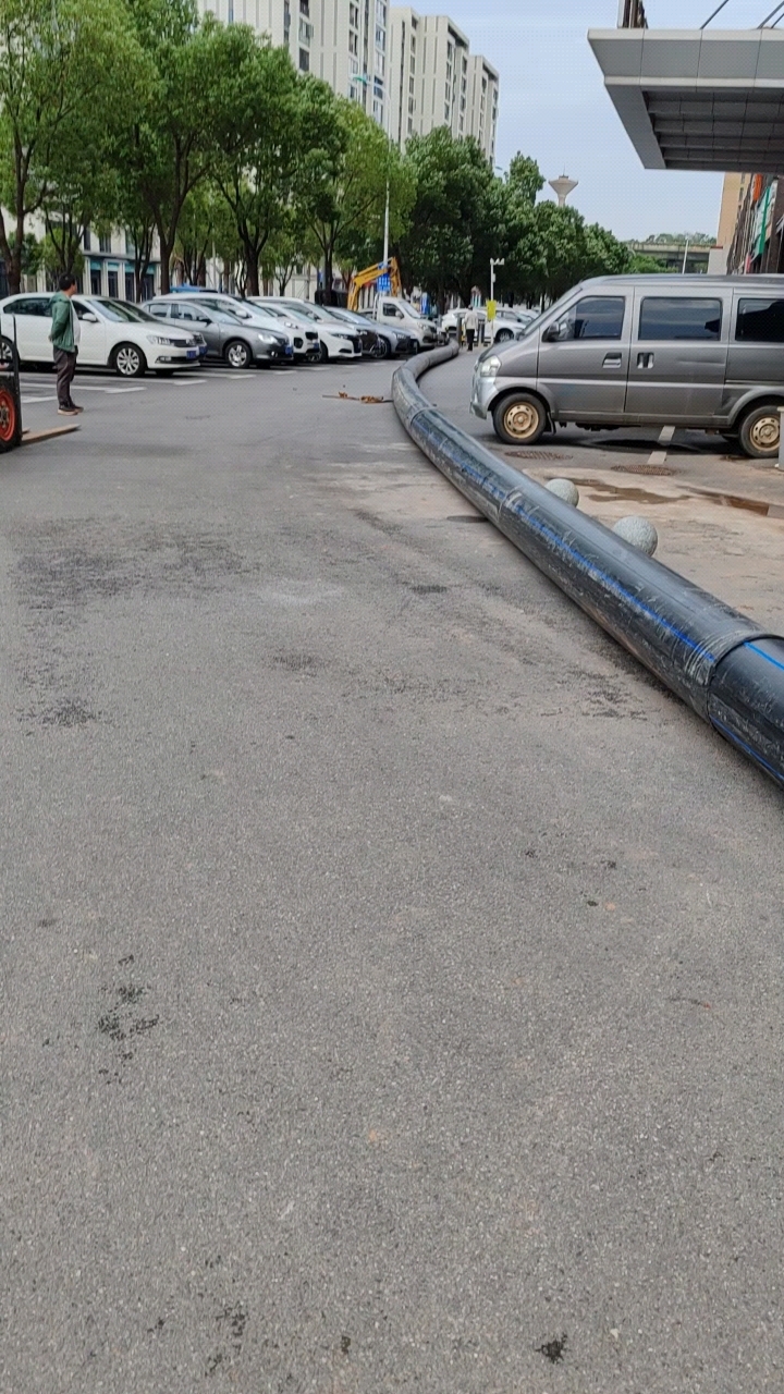 横跨马路地下排水管道施工现场