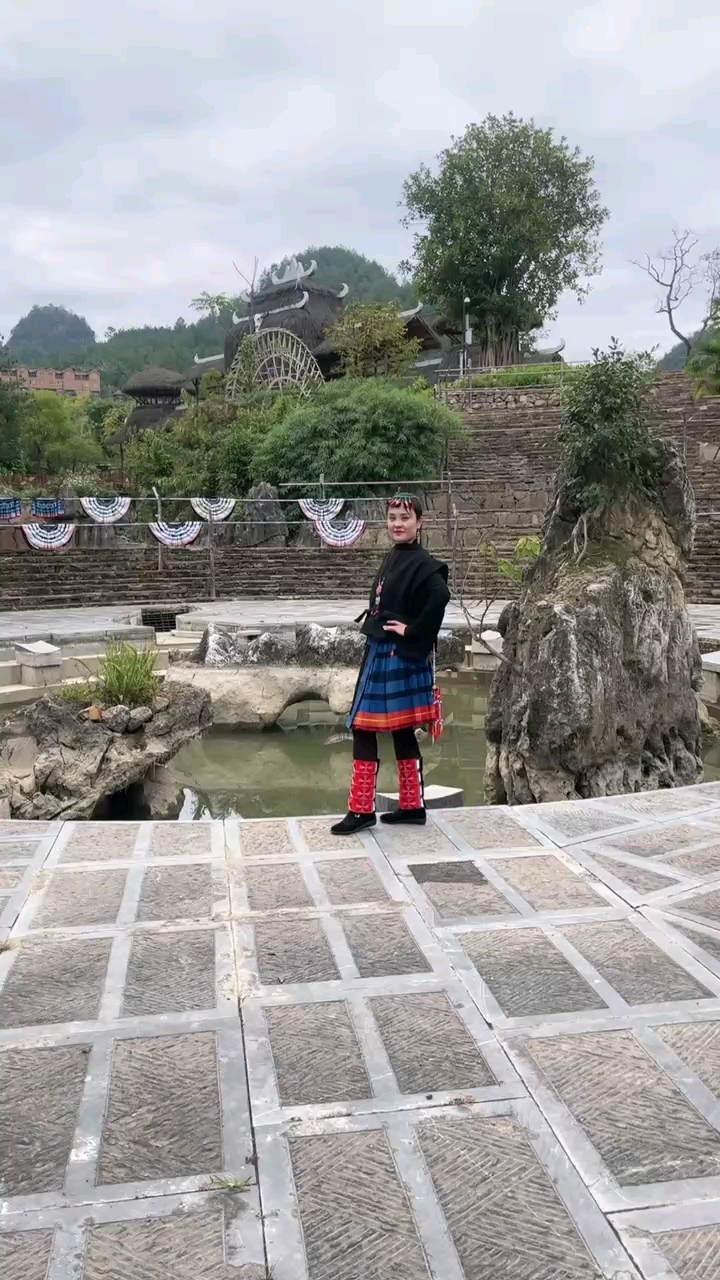 广西南丹白裤瑶民族服装展示