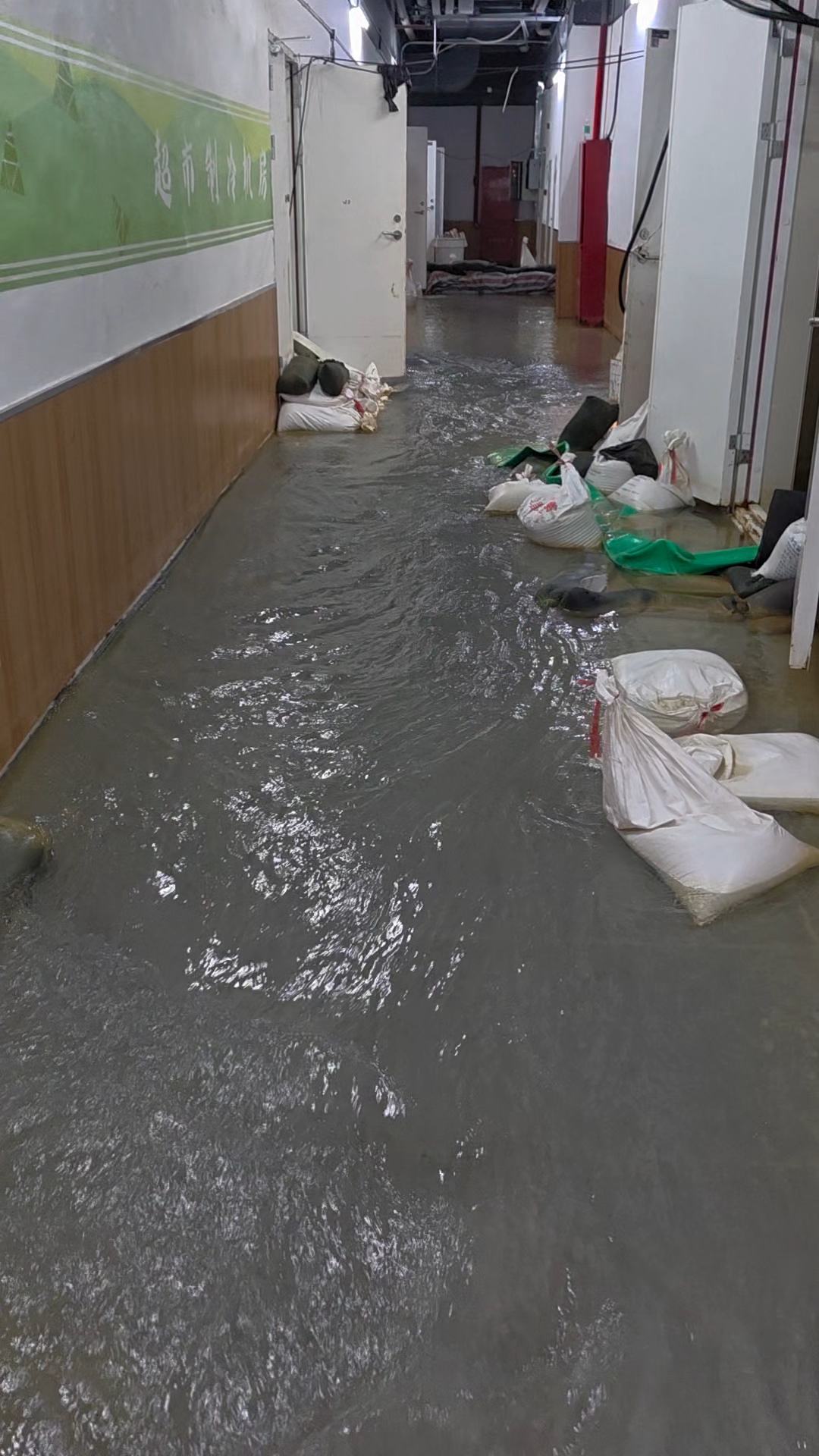 这样的渗漏怎么治理?地下室积水井涌水