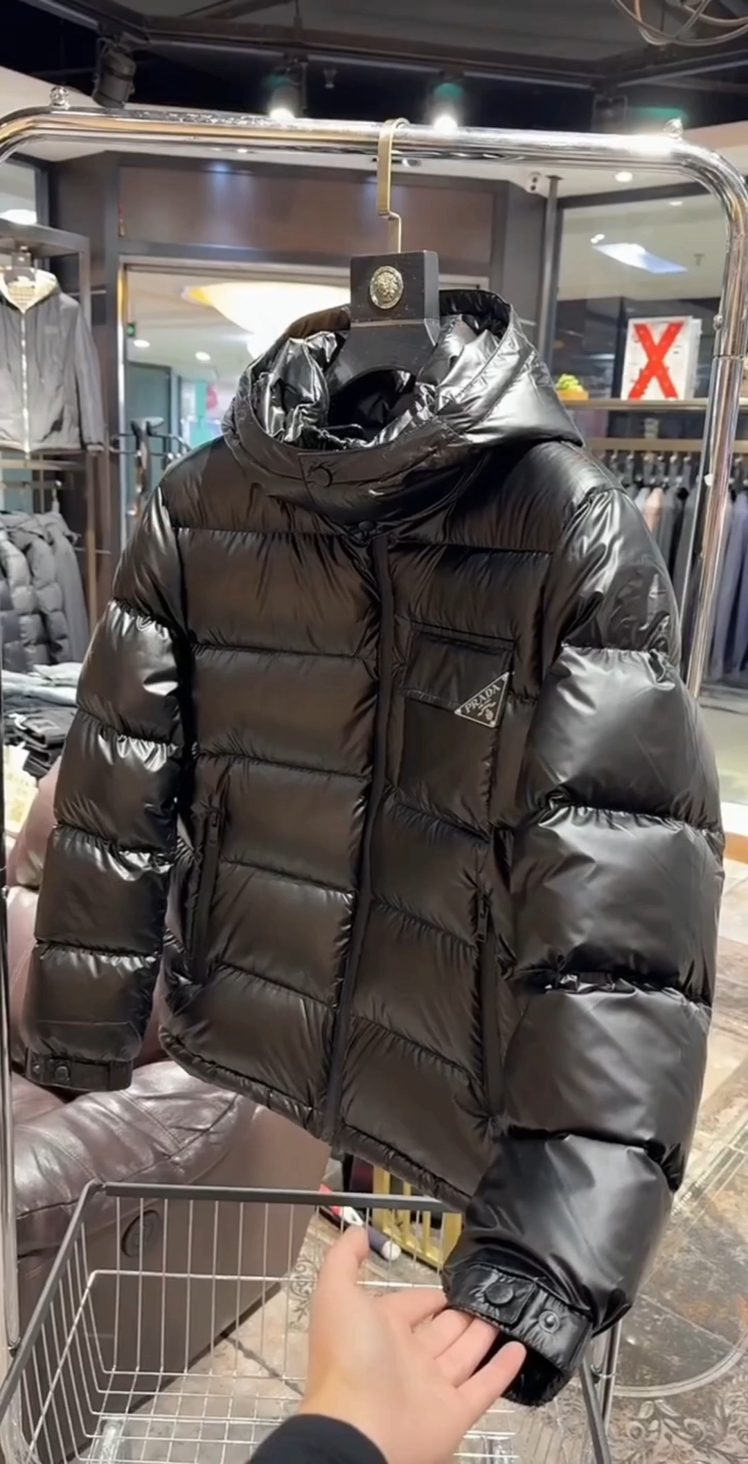 普拉达斜标连帽羽绒服