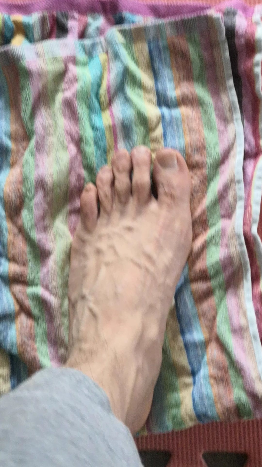 记录生活点滴,脚趾抓毛巾练习,增加脚部的内在肌量力量-度小视