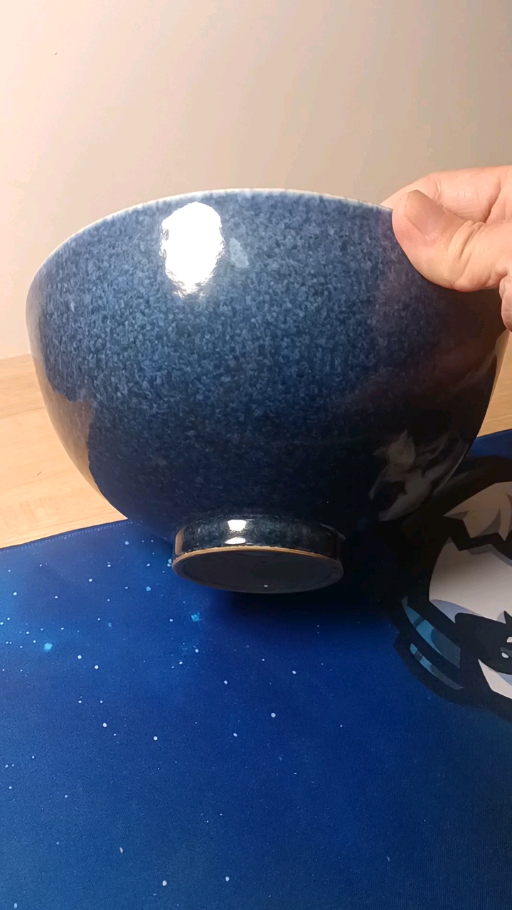 鸡心大碗,此碗采取苏料吹釉工艺,工艺复杂