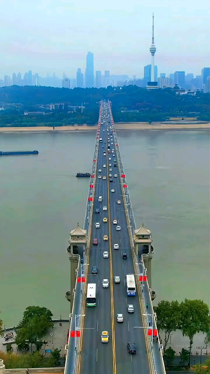 人与火车汽车同一画面,万里长江第一桥