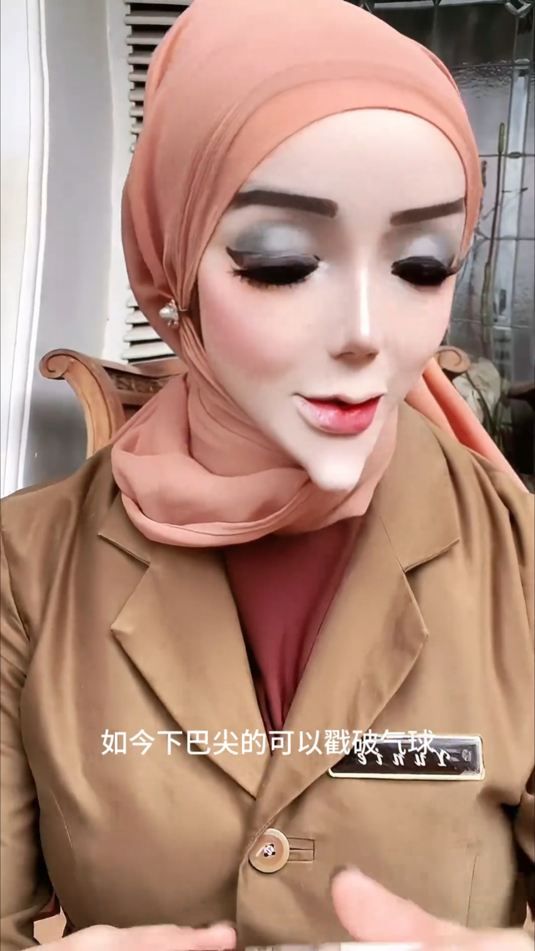 女孩花800万给自己整容成蛇精脸