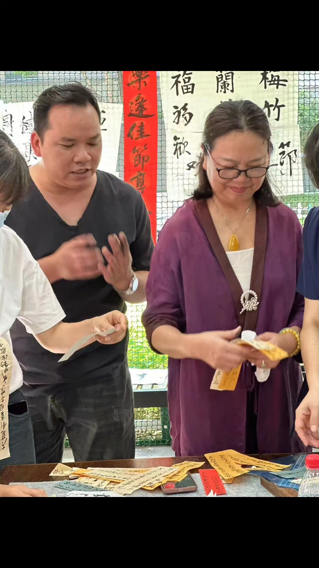 活动临结束也来派送书签,书法作品,交流学习