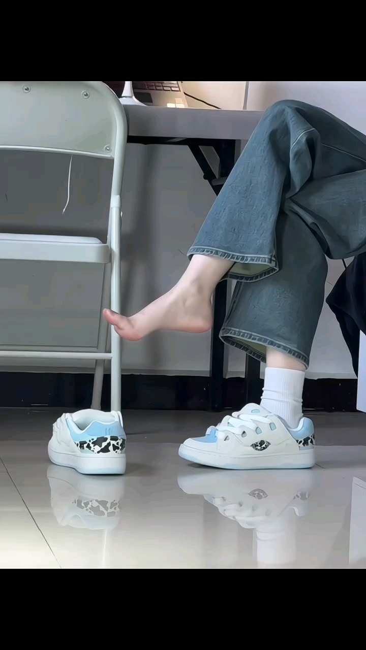 今天慢跑穿运动鞋搭配小白袜