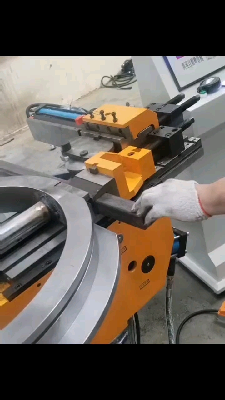 浙江飞越机电获得弯管机的转轮距离调理结构专利摇摆调理的办法不同于现有滑动调理的办法