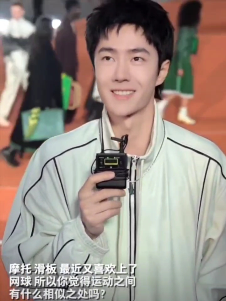 王一博巴黎时装周专访过程松弛回答真实又可爱