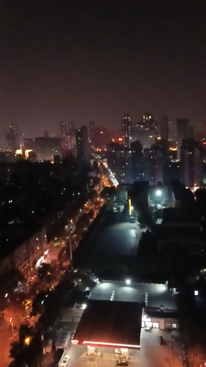 站在楼顶看夜景,景色怡人点点星辰,不知哪里是你的家?