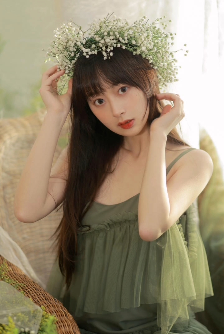 戴着花环的清纯唯美女生