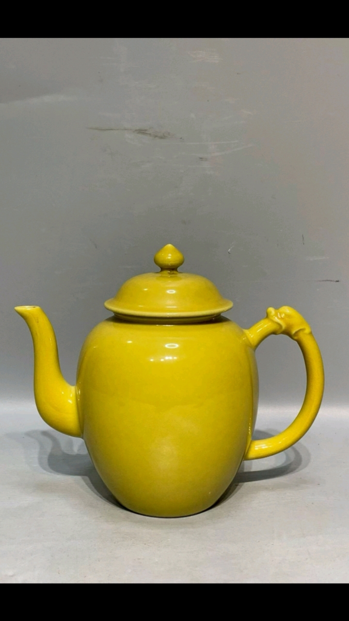 察哈尔右翼中旗邦民法院闭于(WLD1548)DJY38（瑞兽）紫砂壶一把底款：陈子畦1（第一次拍卖）的通告