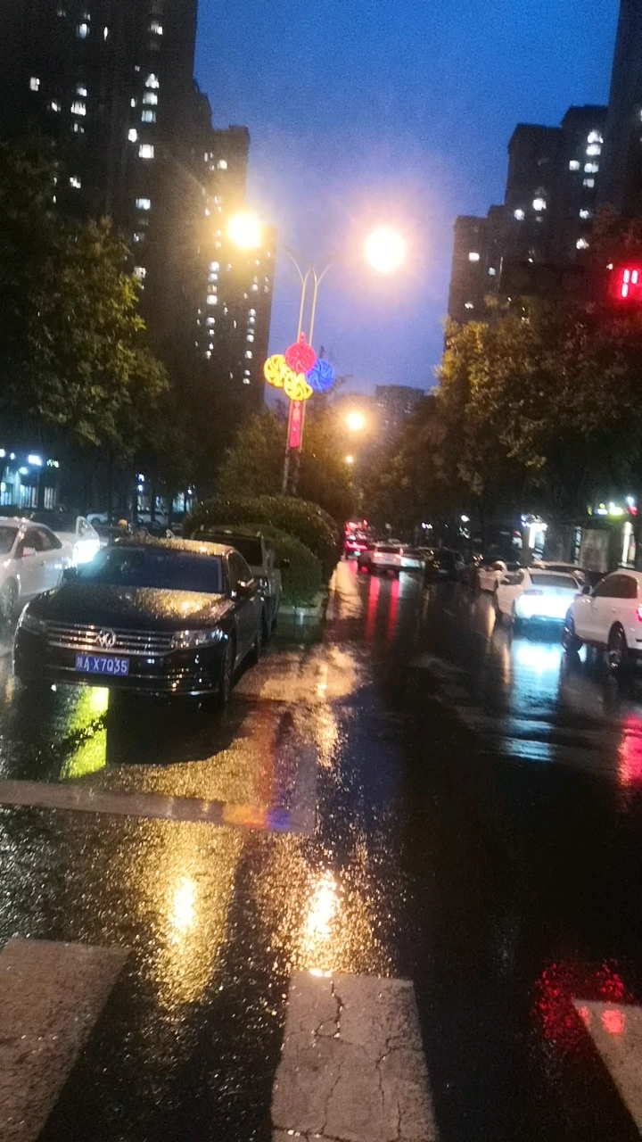 下雨了天黑的早回家减速慢行安全到家