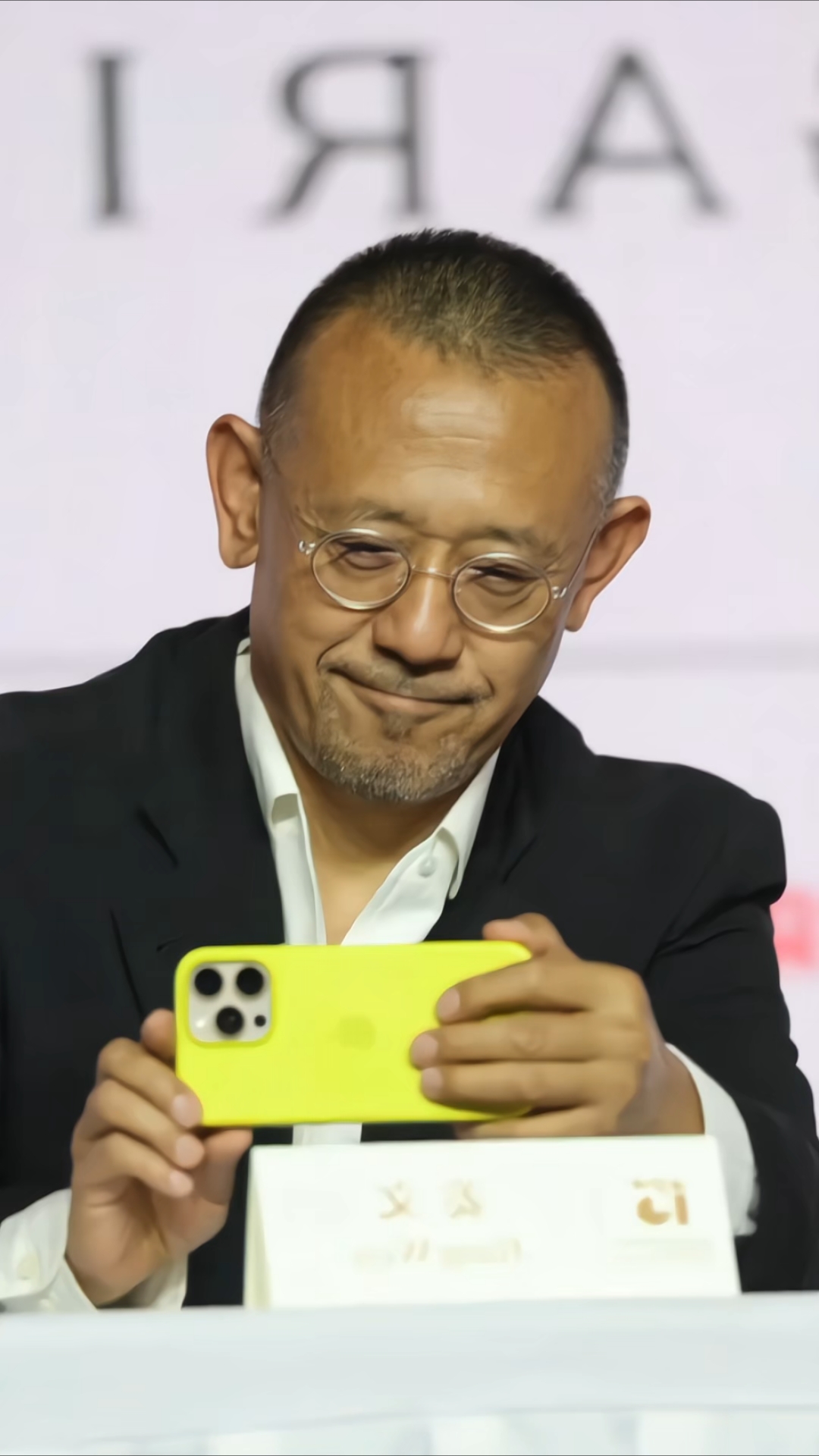 硬汉姜文也喜欢自拍,他的手机壳是亮点