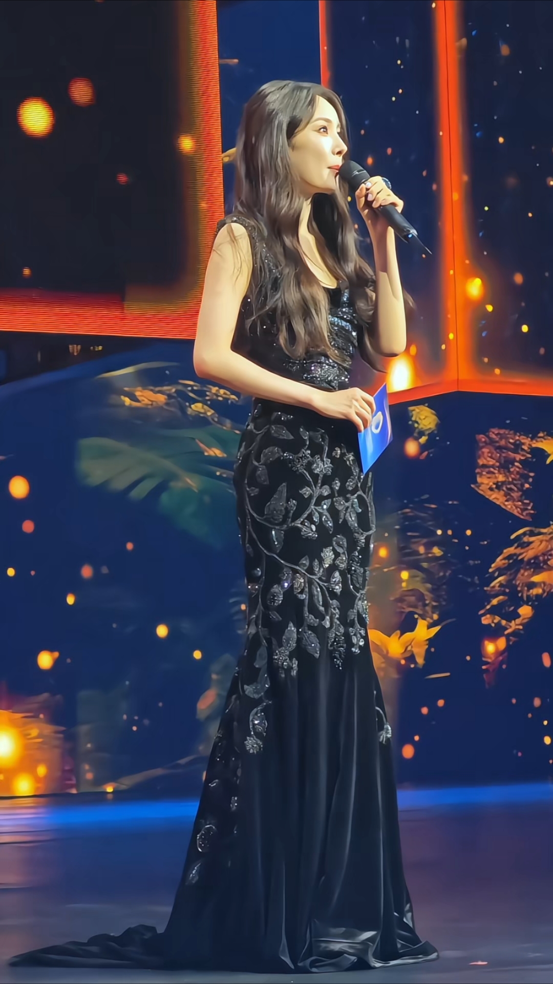 杨幂侧面视角全身照,绝美身材展现的淋漓尽致