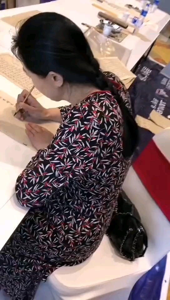 美女书法家韦斯琴: 一支好笔,可以写一批作品