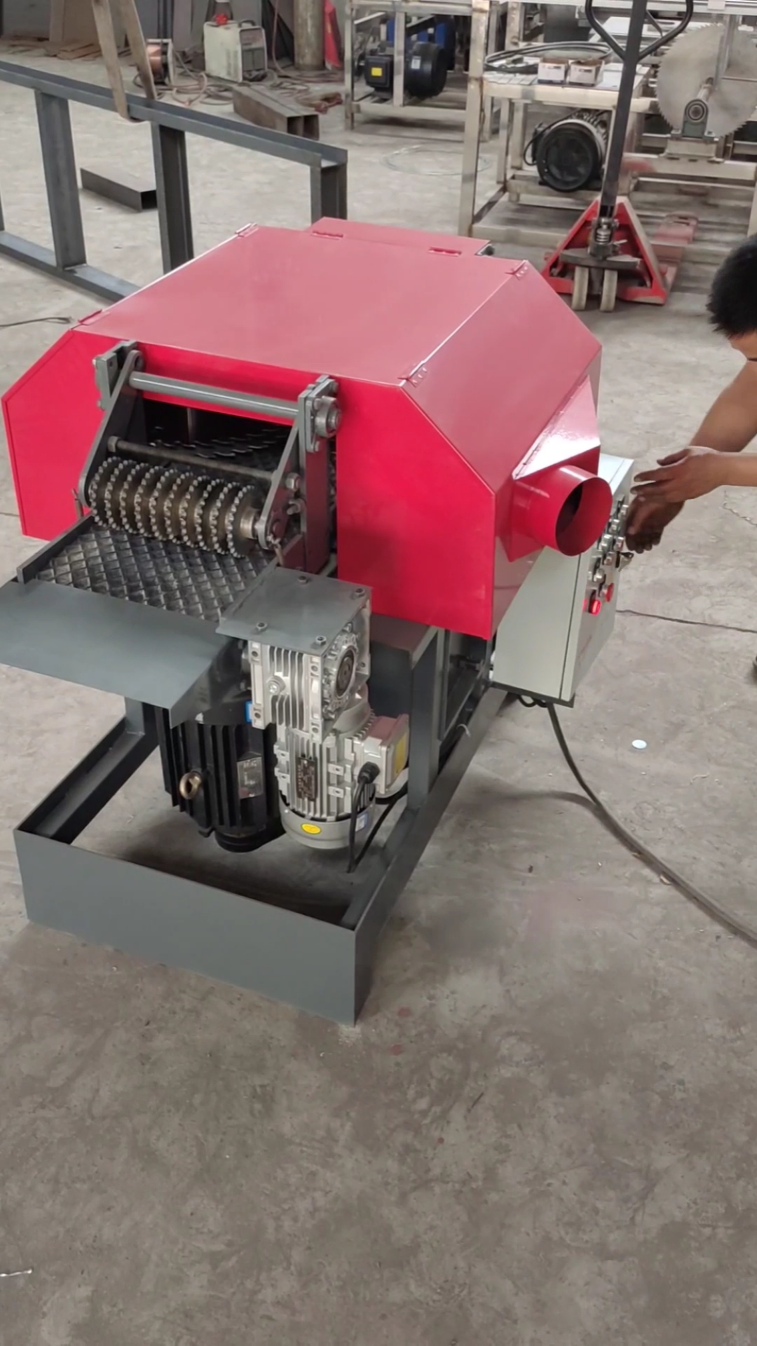 双锯片边皮锯一次开两块板!