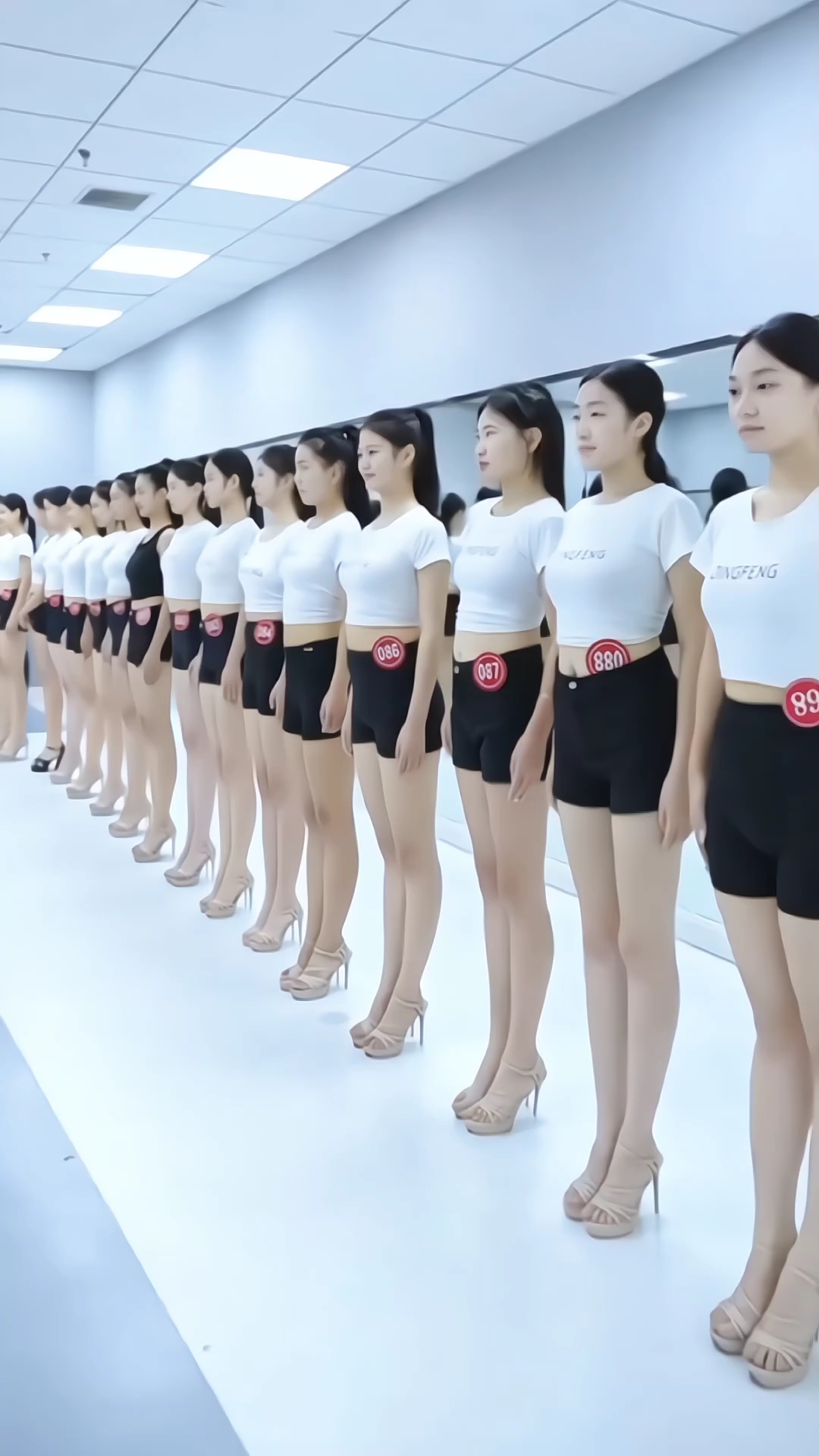 山东女孩身高180 满屏大长腿