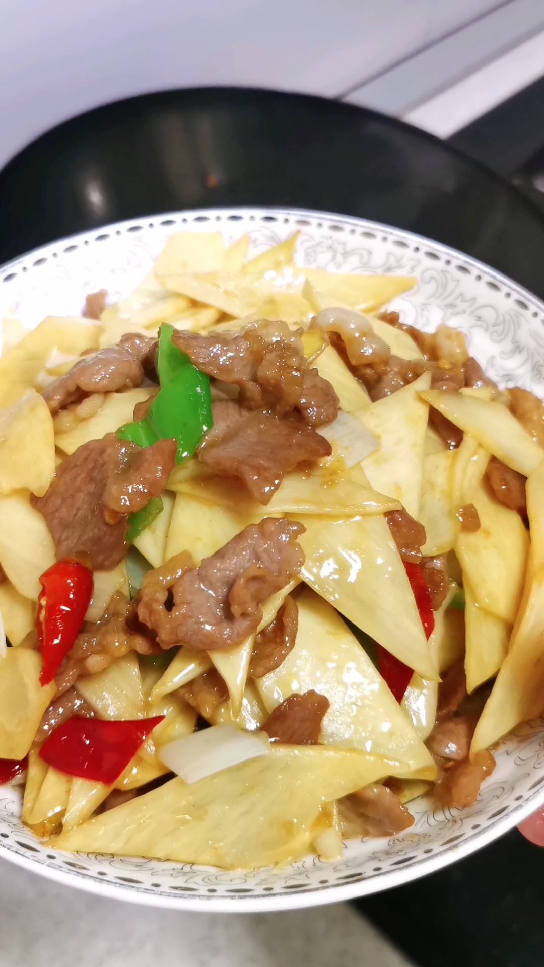 高笋又叫茭白,加点肉片一起炒,真的巨下饭