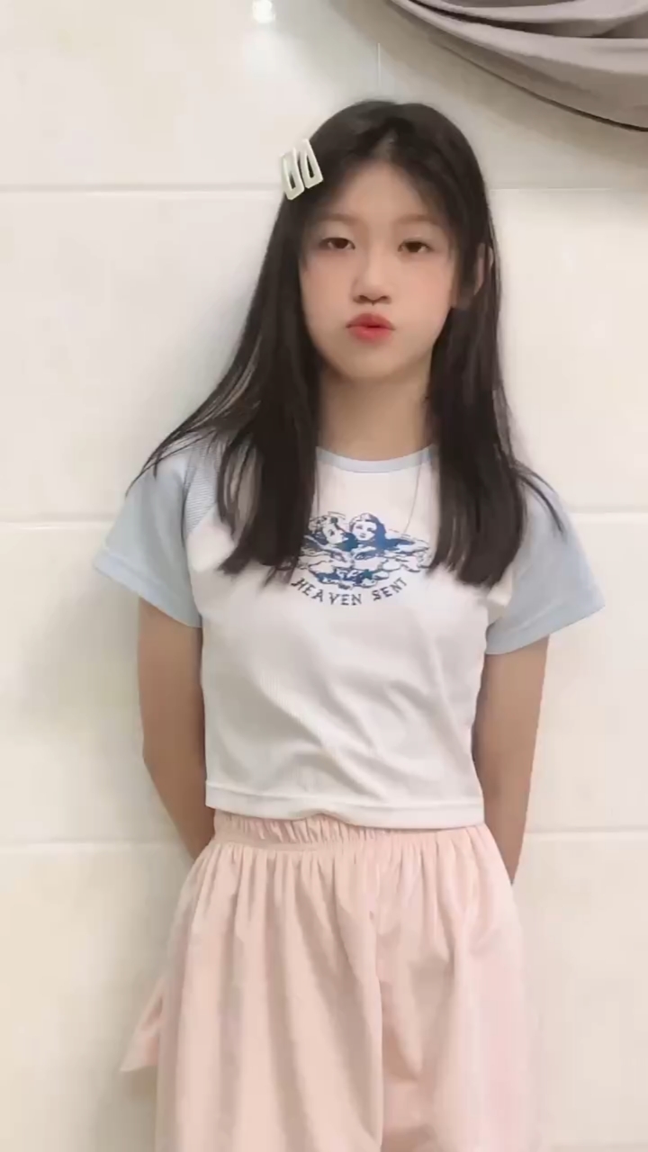 甜欣三千金姐妹,妹妹在家跳舞被姐姐看到了.