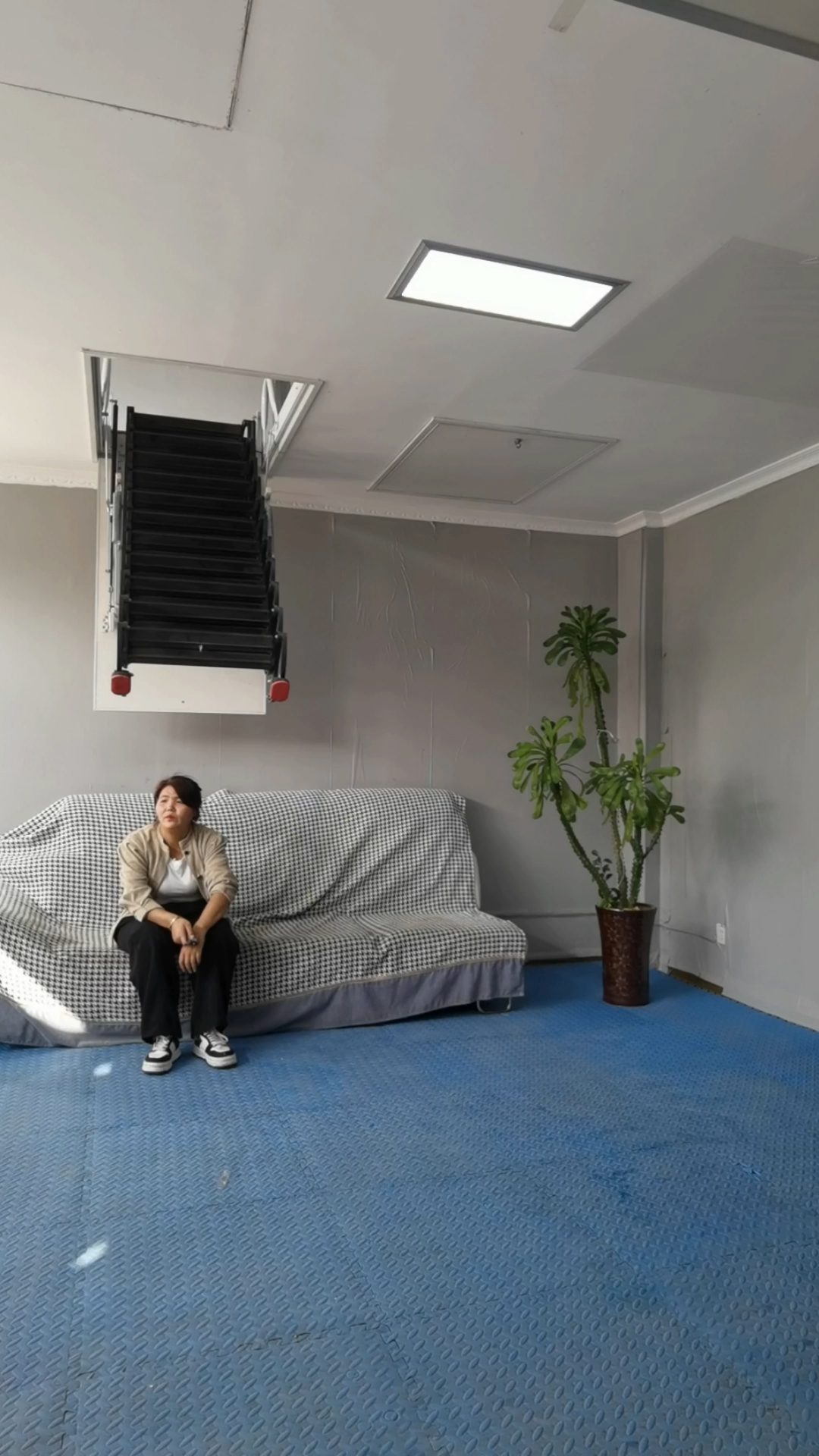 高尚阁楼伸缩楼梯隐形楼梯全自动伸缩楼梯