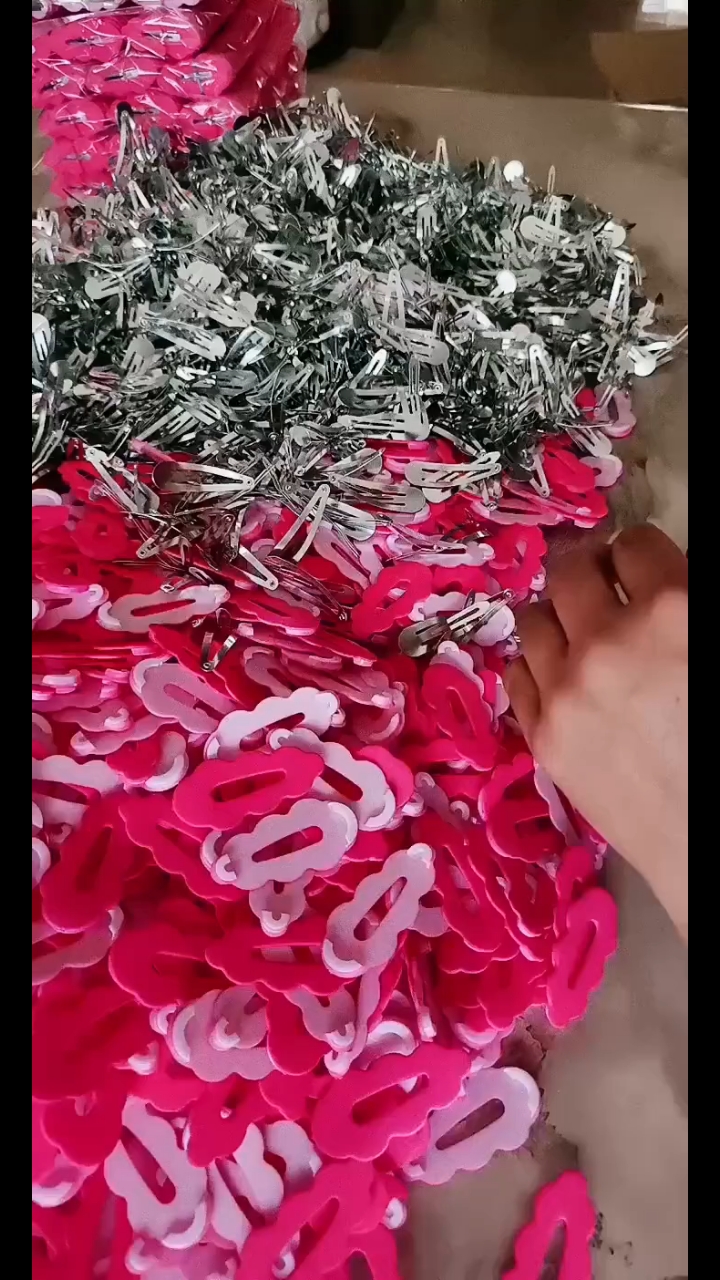 手工活外放发夹,两毛二一个,一天赚100多米,多劳多得