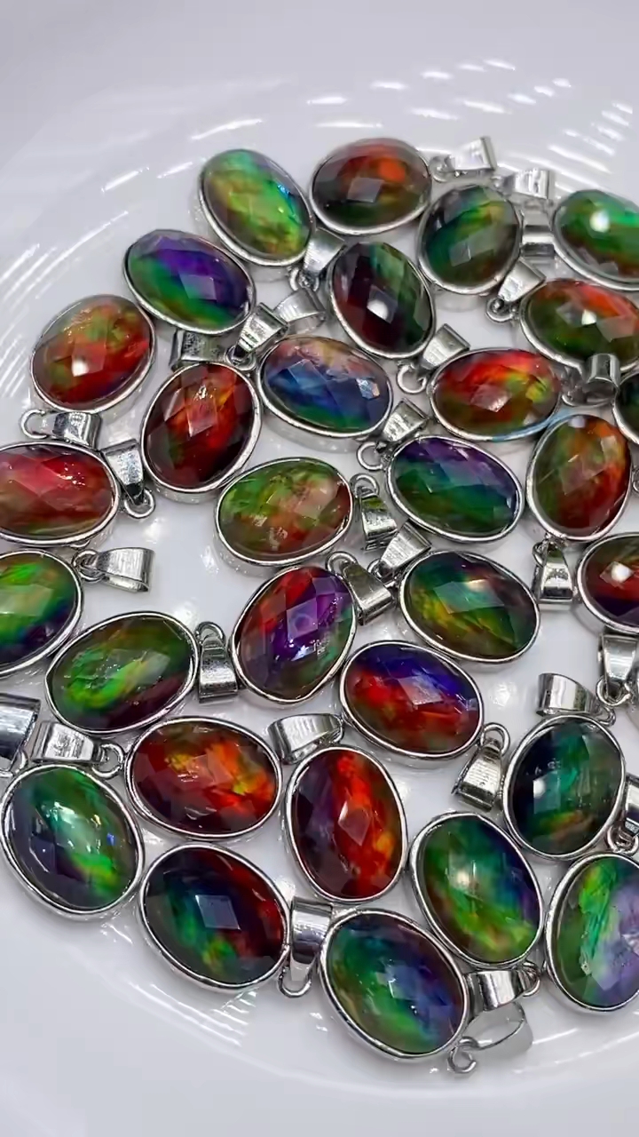 斑彩宝石切面吊坠手工包边镶嵌,火彩超炫,款式新颖