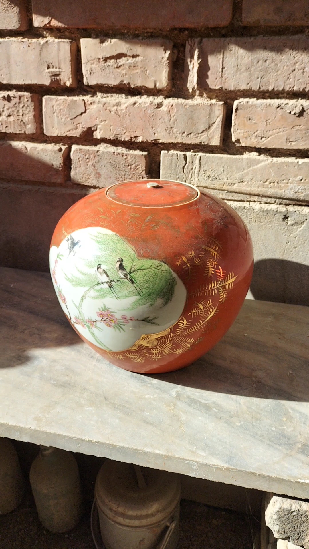 晚清民国时期江西瓷业公司生产的矾红描金开窗花鸟纹西瓜罐