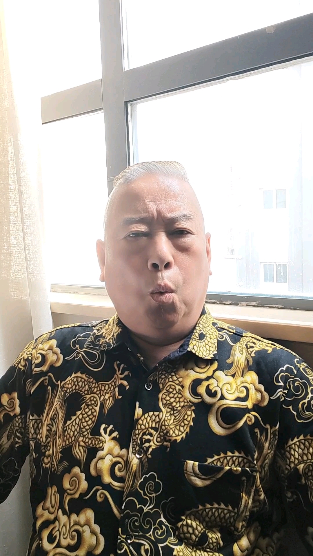 都说时间宝贵,老柳却是等闲.喝茶写诗泼墨,可以消费时间