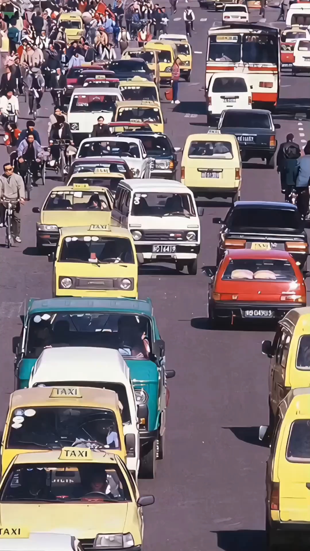 九十年代北京街头的出租车几乎都是小黄面的和夏利