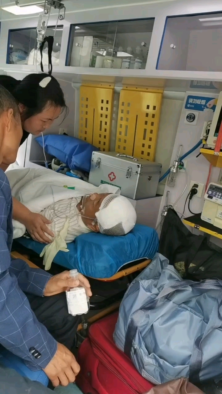 跨越1400公里,途径两省,护送重症脑出血患者到达四川老家