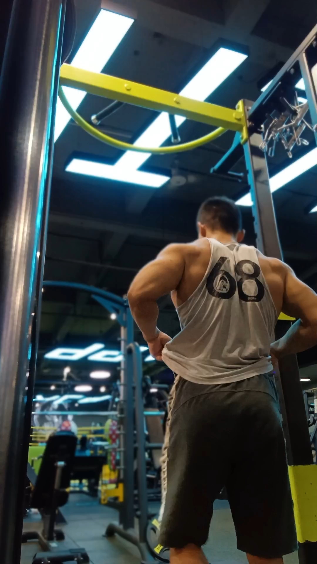 68号自然健身大叔的背影你打几分