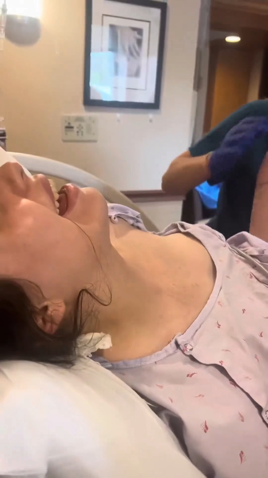 海外产妇顺产过程,记录强忍剧痛的模样