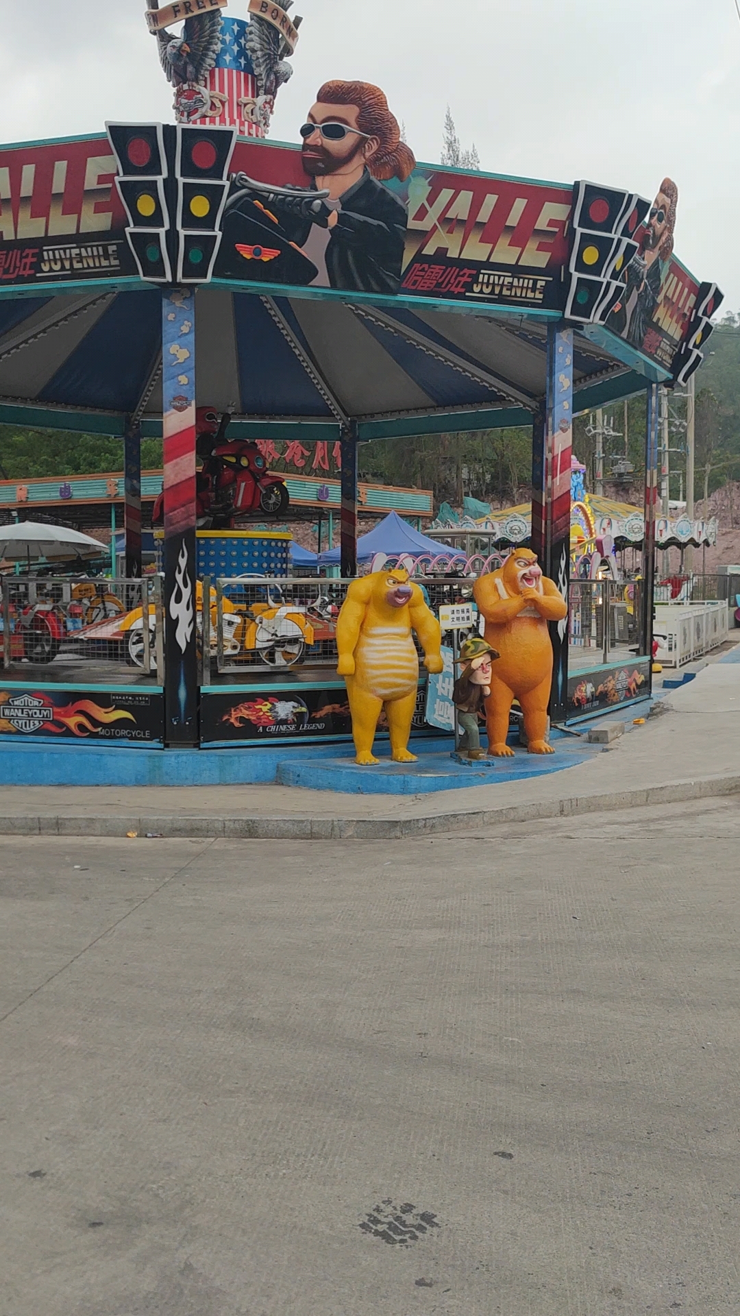 游乐园里人生人海的