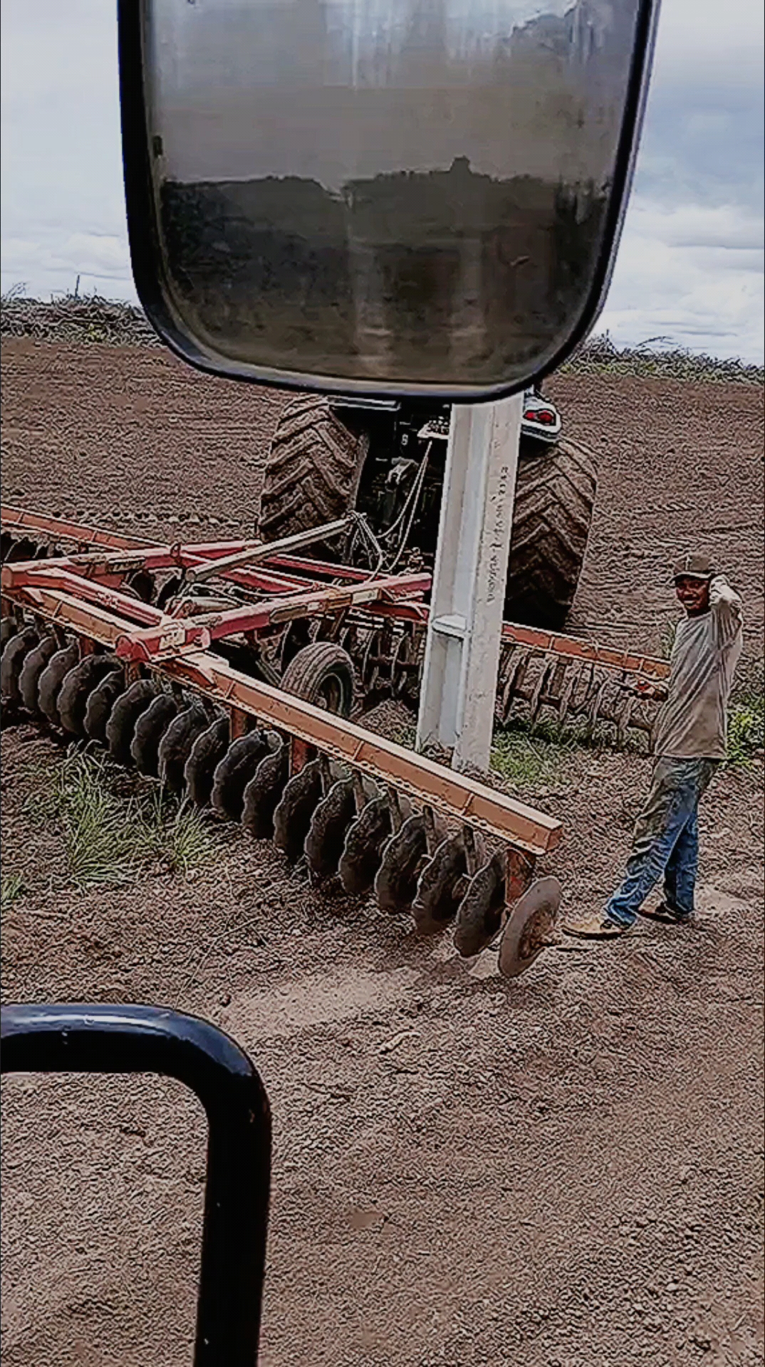 全网最离谱耙地现场!电线杆竟被圆盘耙温柔环抱,太倒霉了