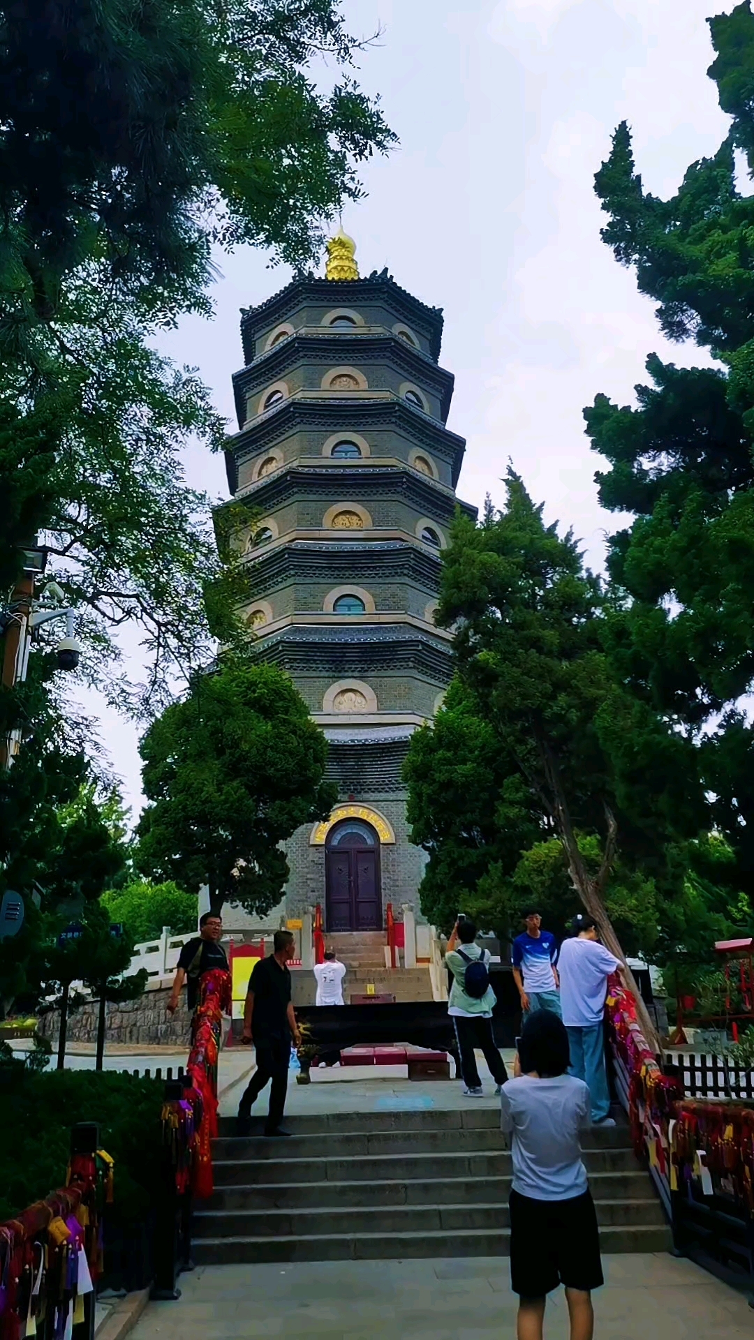 青岛名寺湛山寺旁的药师琉璃光如来佛塔