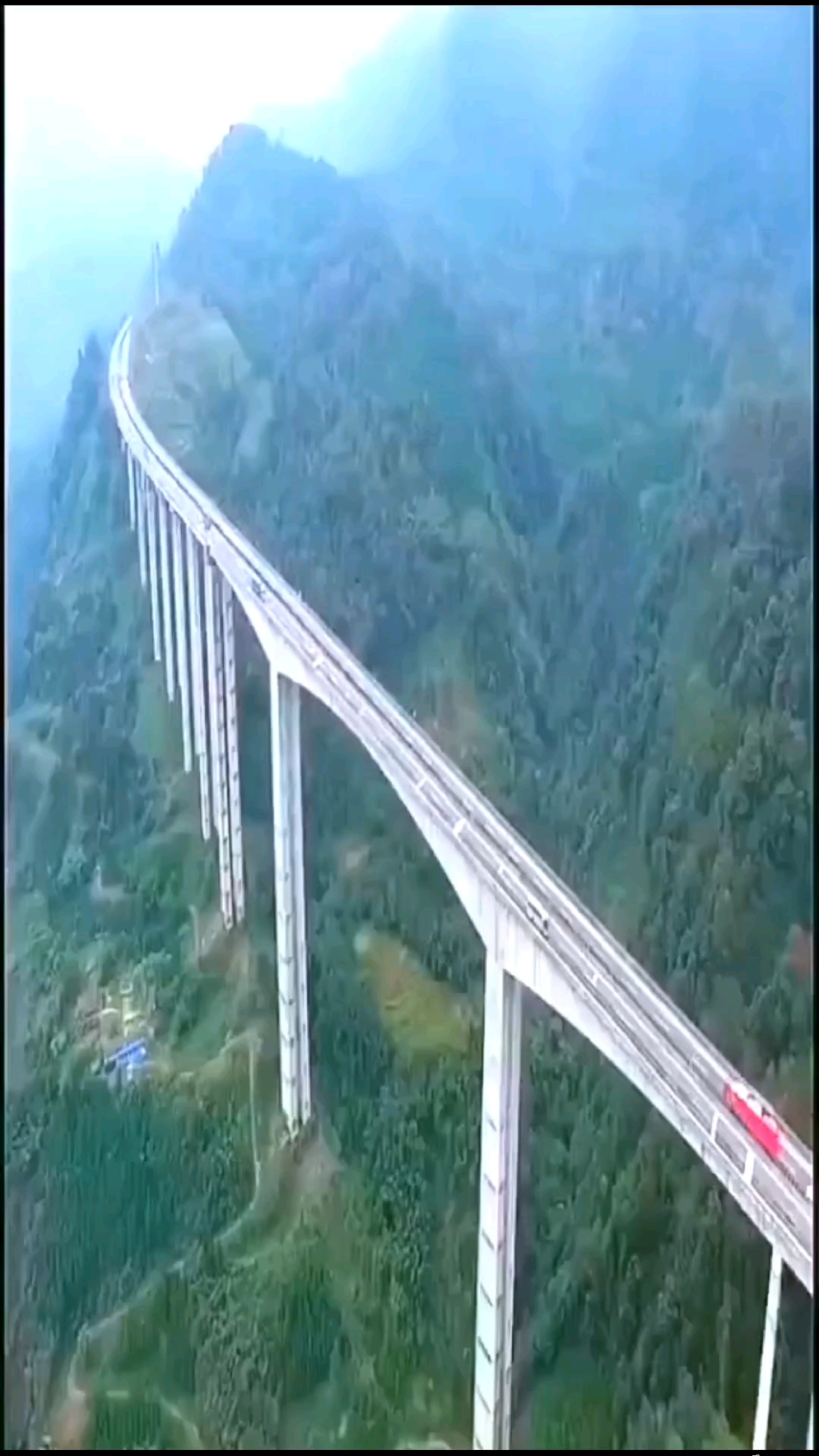 雅西高速干海子特大桥,中国逆天工程,被称为云端上的高速!-度小视