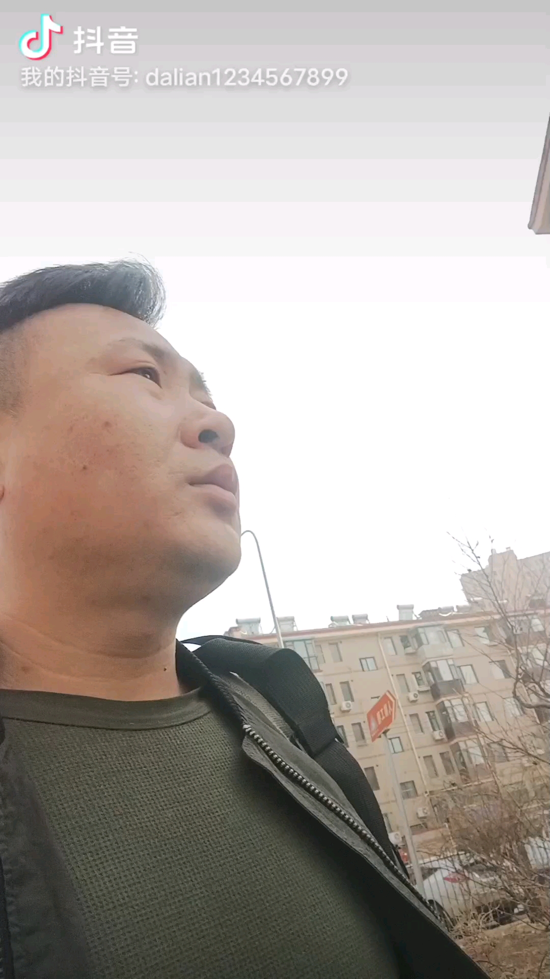 大连泉水d2区给大哥家维修窗户别看我长的丑点干活我是认真的-度小视