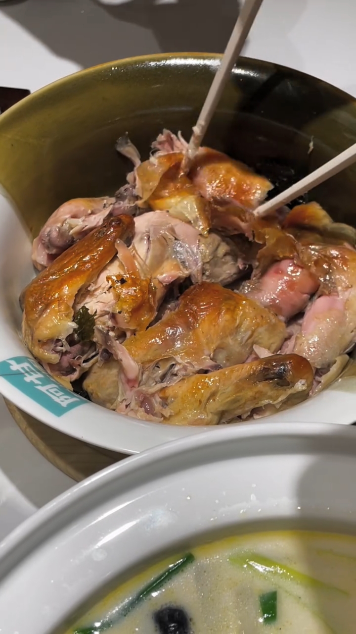 阿甘茶香鸡,表面金黄皮酥,里面肉质细嫩,吃着很有特色