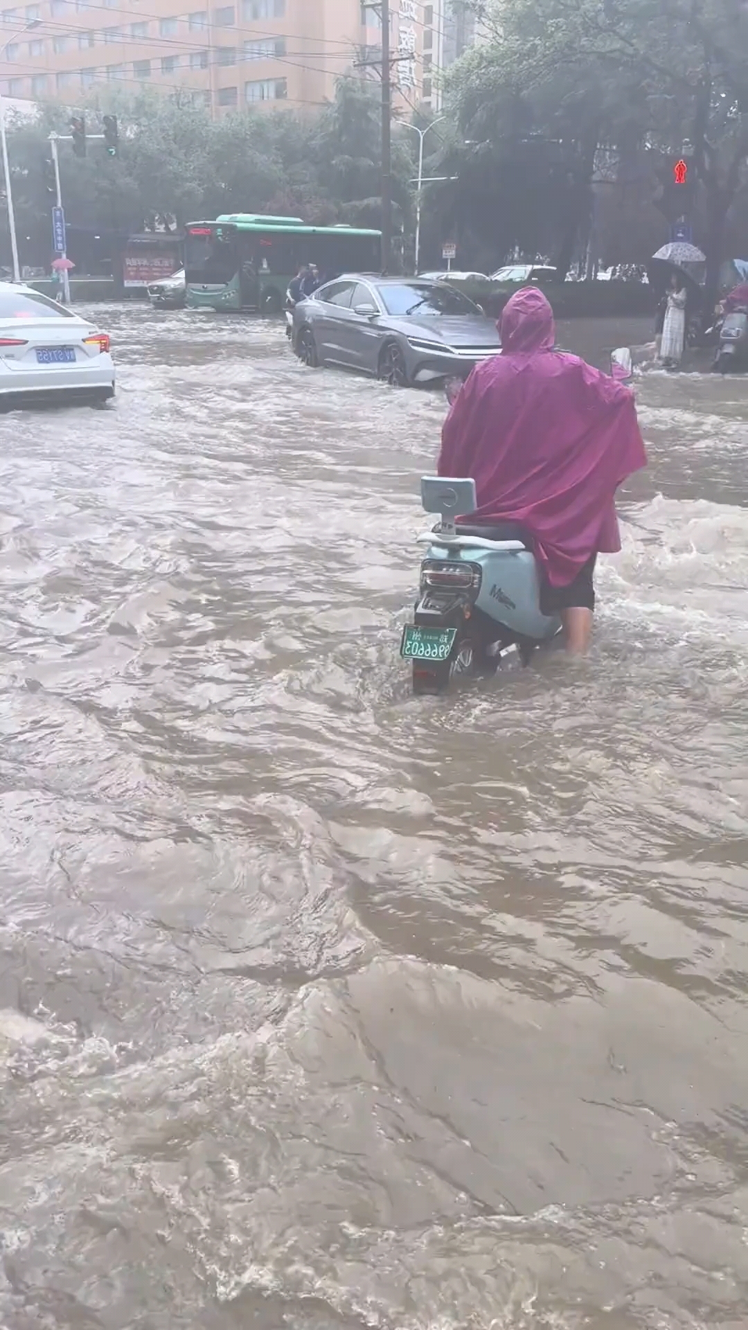 郑州暴雨黄河图片